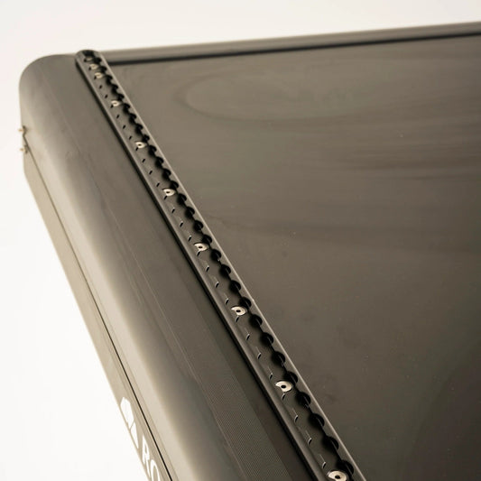 Rails L-Tracks en aluminium anodisé sur la coque Roof Space