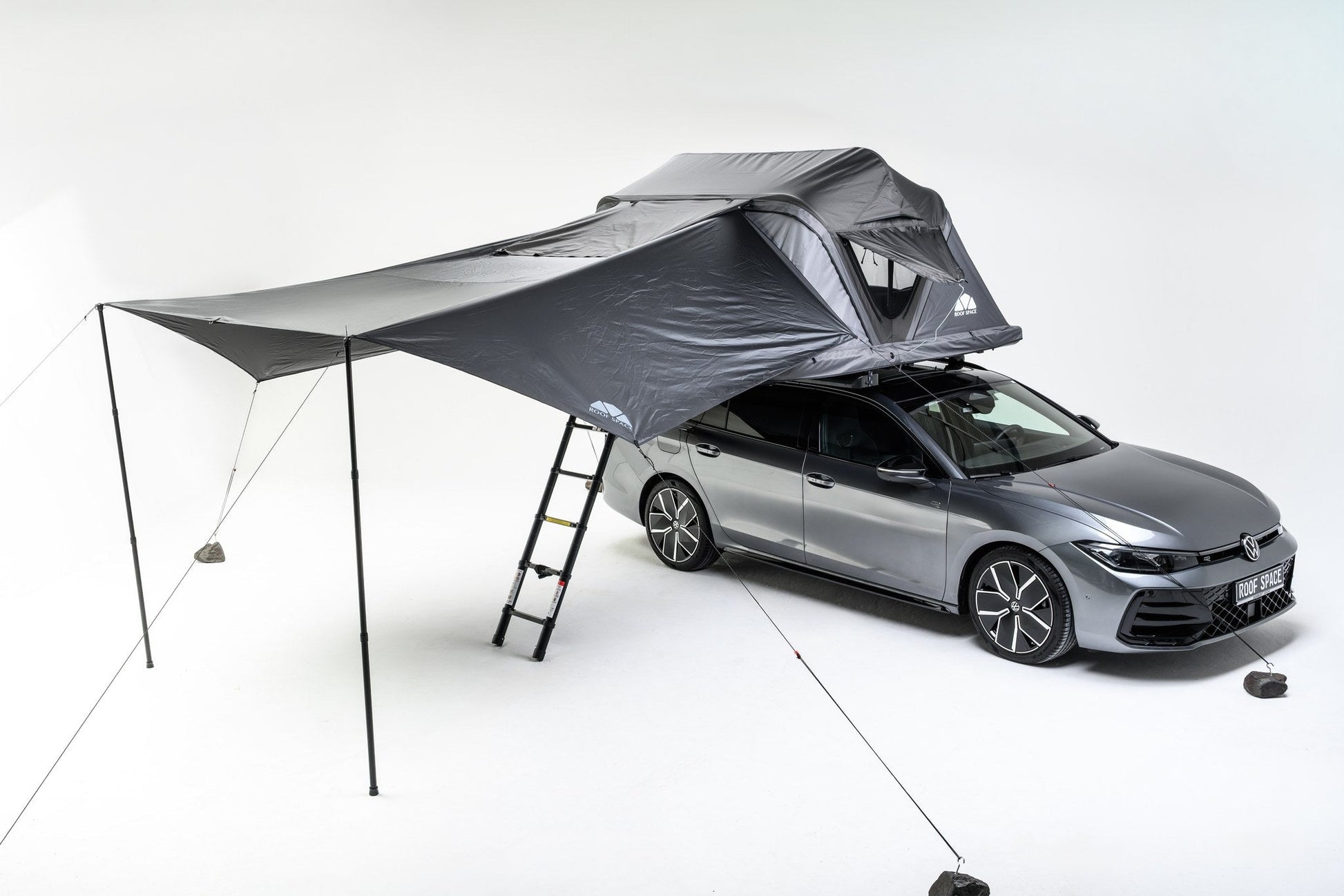 Auvent Light Awning Roof Space déployé sur la tente de toit
