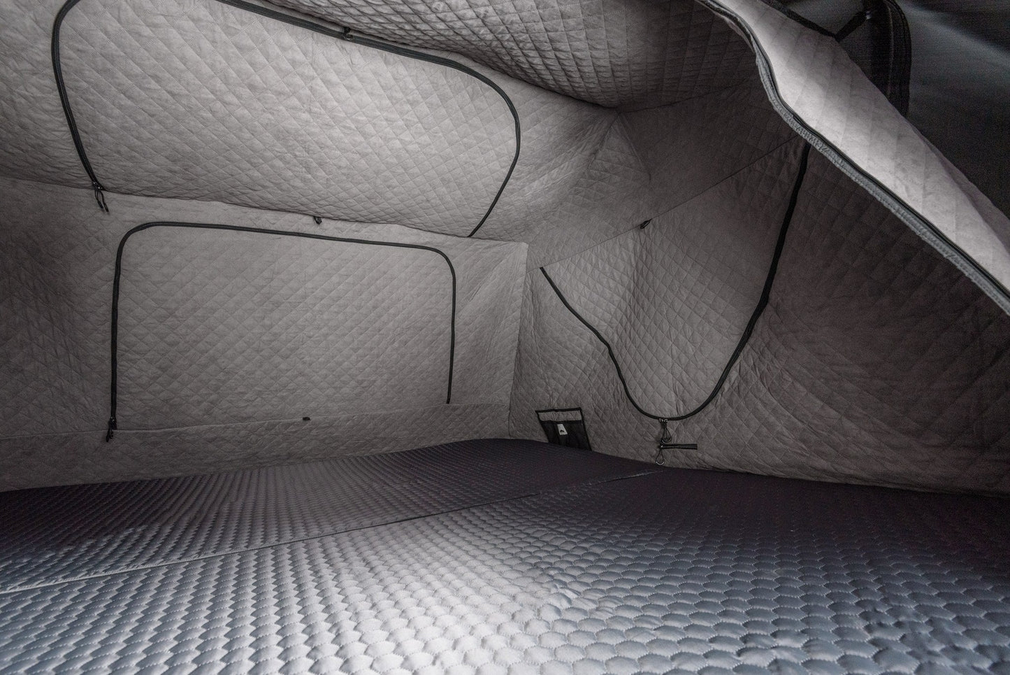 Doublure intérieure thermique Roof Space posée dans la tente de toit
