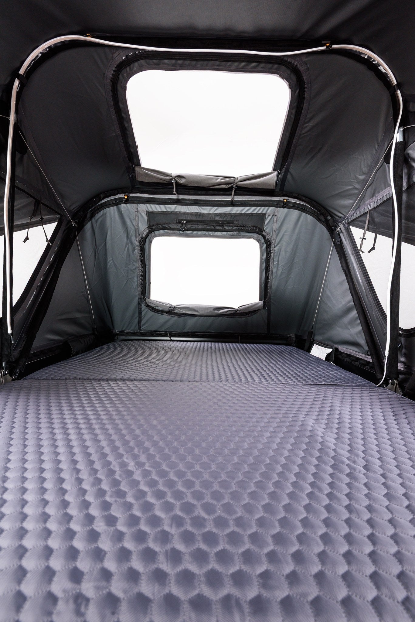 Intérieur de la Roof Space 2, matelas 6 cm et fenêtre panoramique