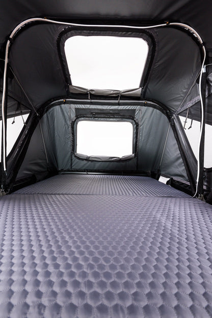 Intérieur de la Roof Space 2, matelas 6 cm et fenêtre panoramique