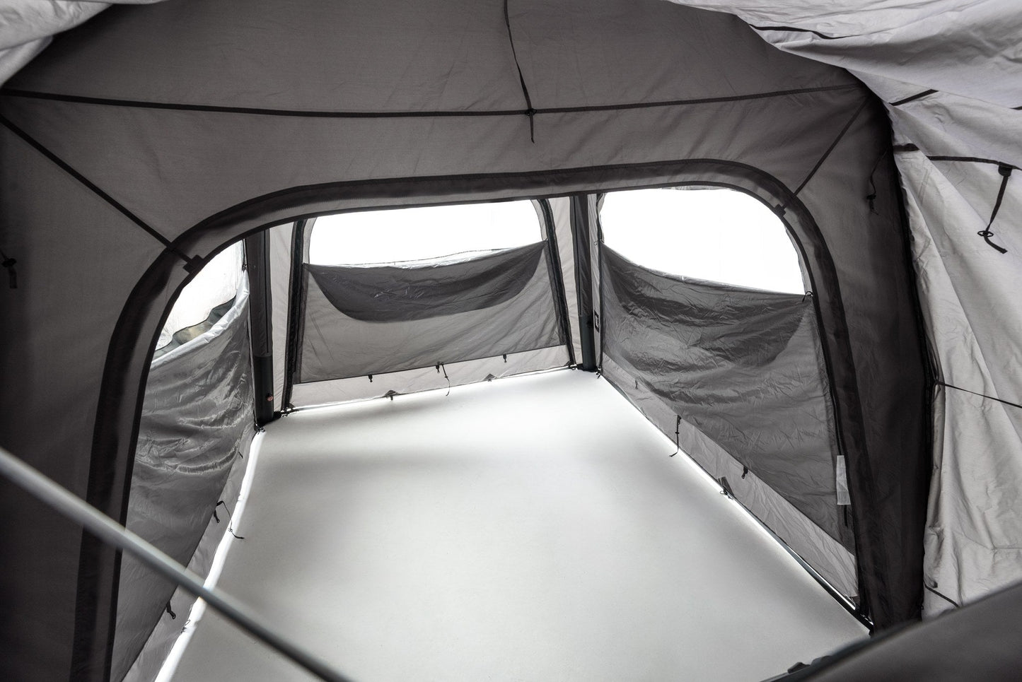Intérieur de l'auvent Family Base Roof Space