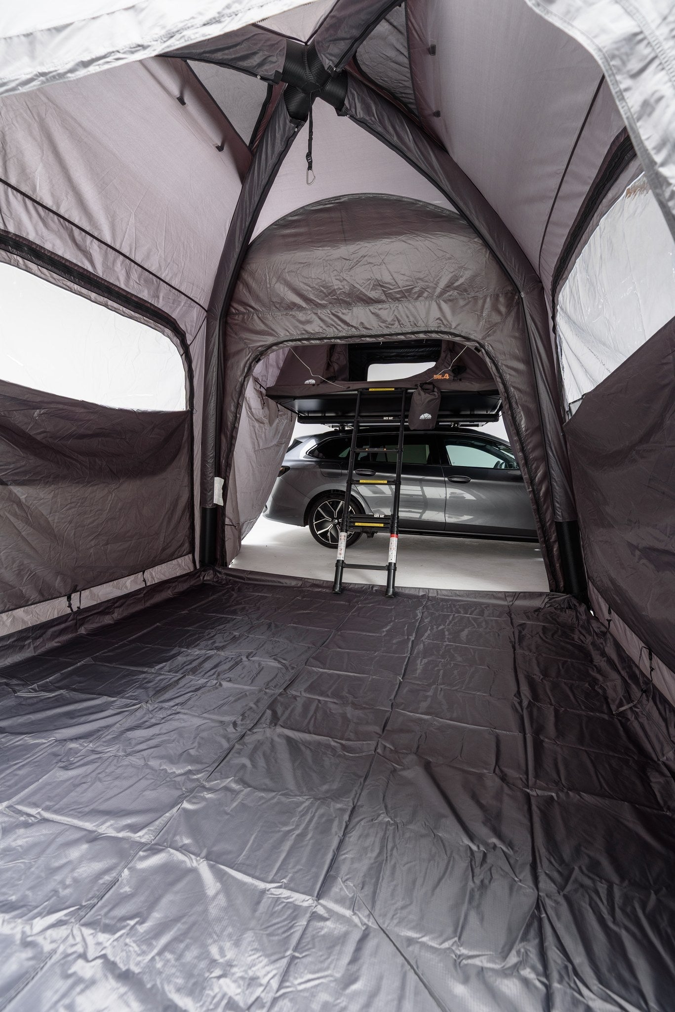 Intérieur de l'auvent Family Base Roof Space