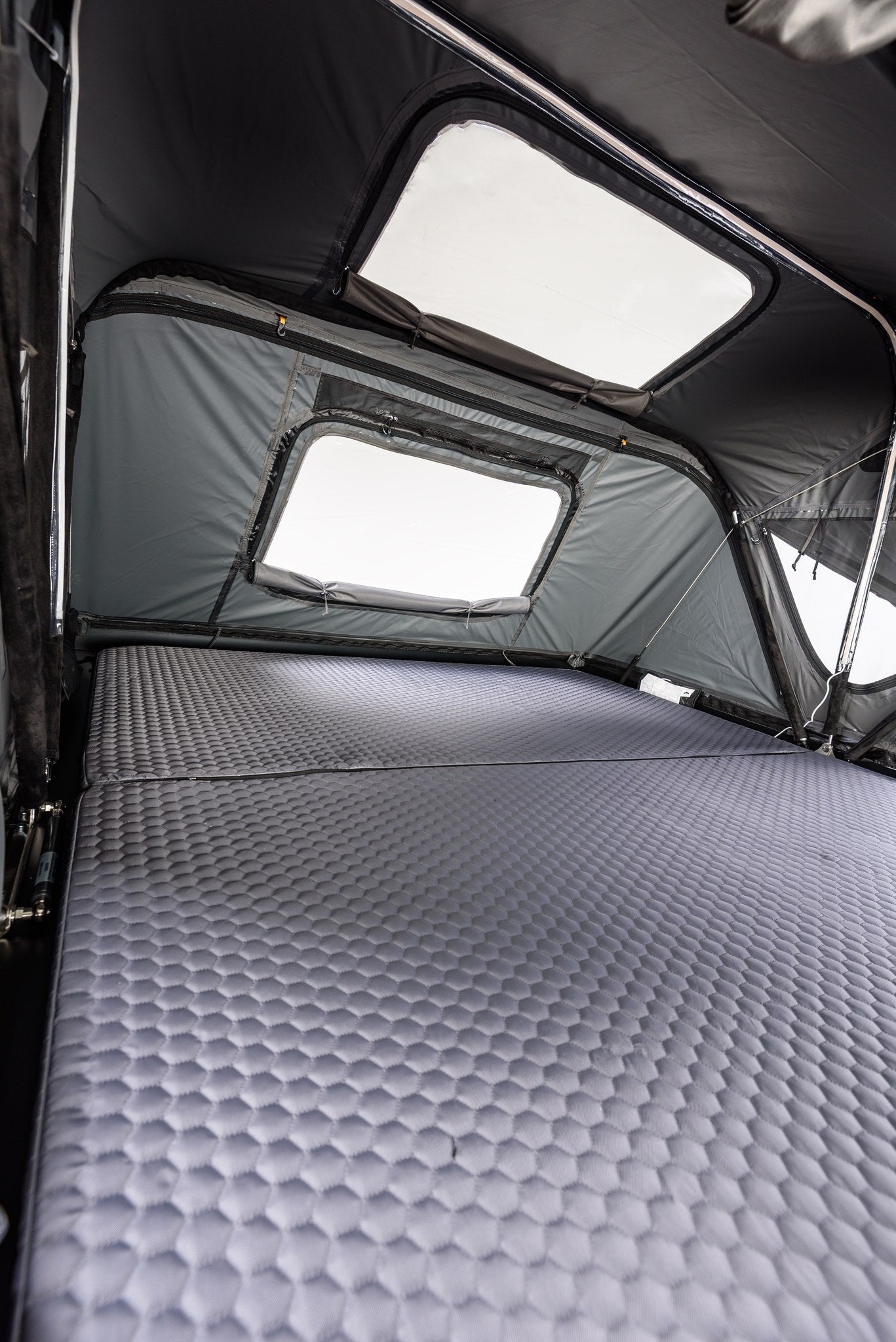 Intérieur de la Roof Space 4, matelas 6 cm sur toute la surface