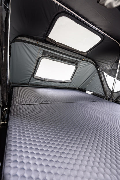 Intérieur de la Roof Space 4, matelas 6 cm sur toute la surface