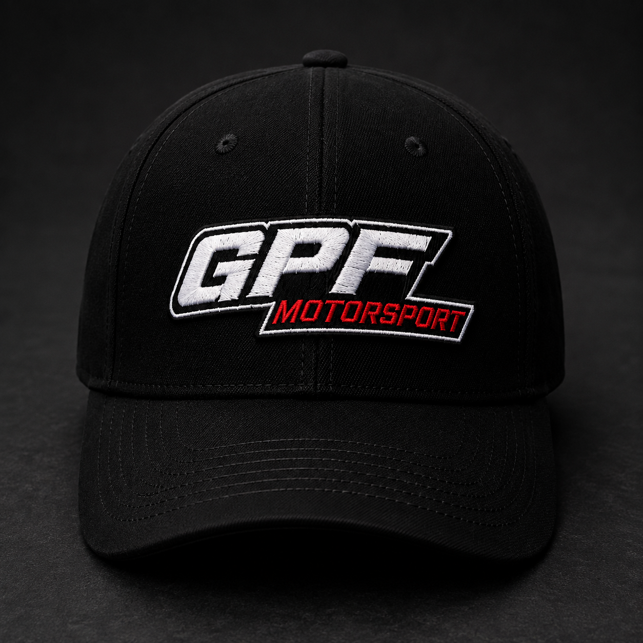 Casquette GPF-Motorsport de face sur fond gris, coupe baseball américaine structurée