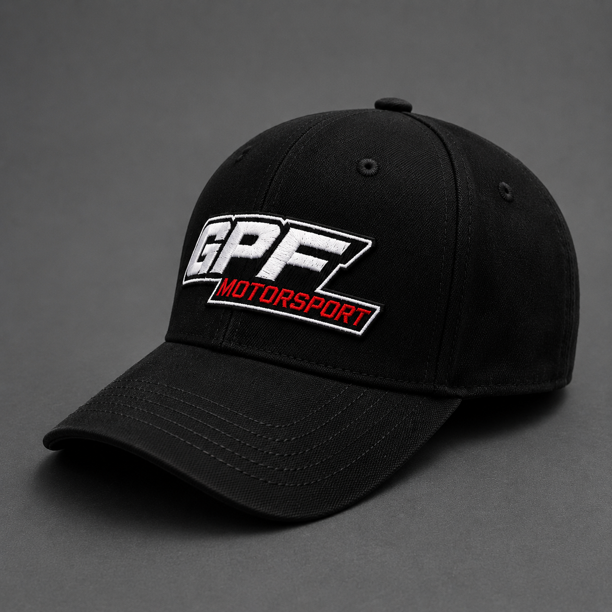 Casquette GPF-Motorsport de trois quarts sur fond gris, logo brodé GPF-Motorsport