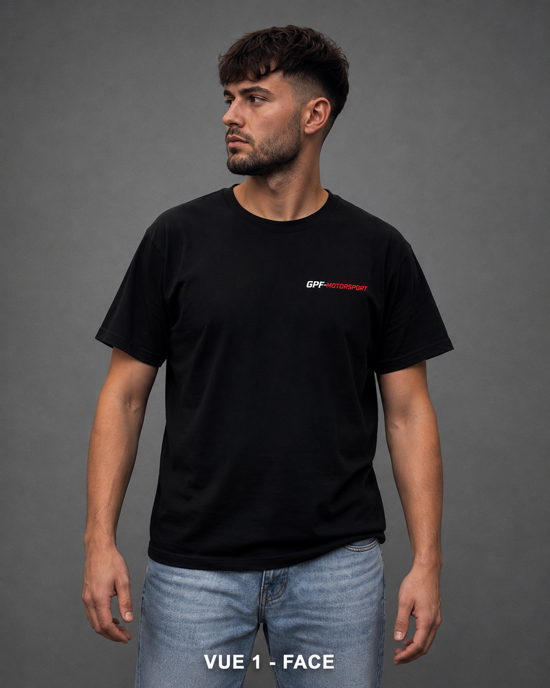 T-shirt GPF-Motorsport noir porté de face, logo sur la poitrine côté gauche