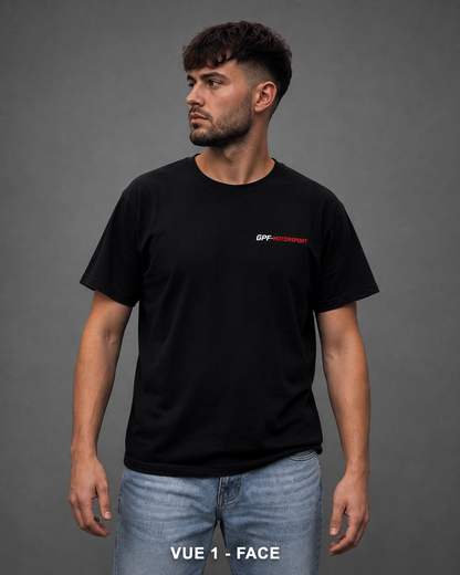 T-shirt GPF-Motorsport noir porté de face, logo sur la poitrine côté gauche