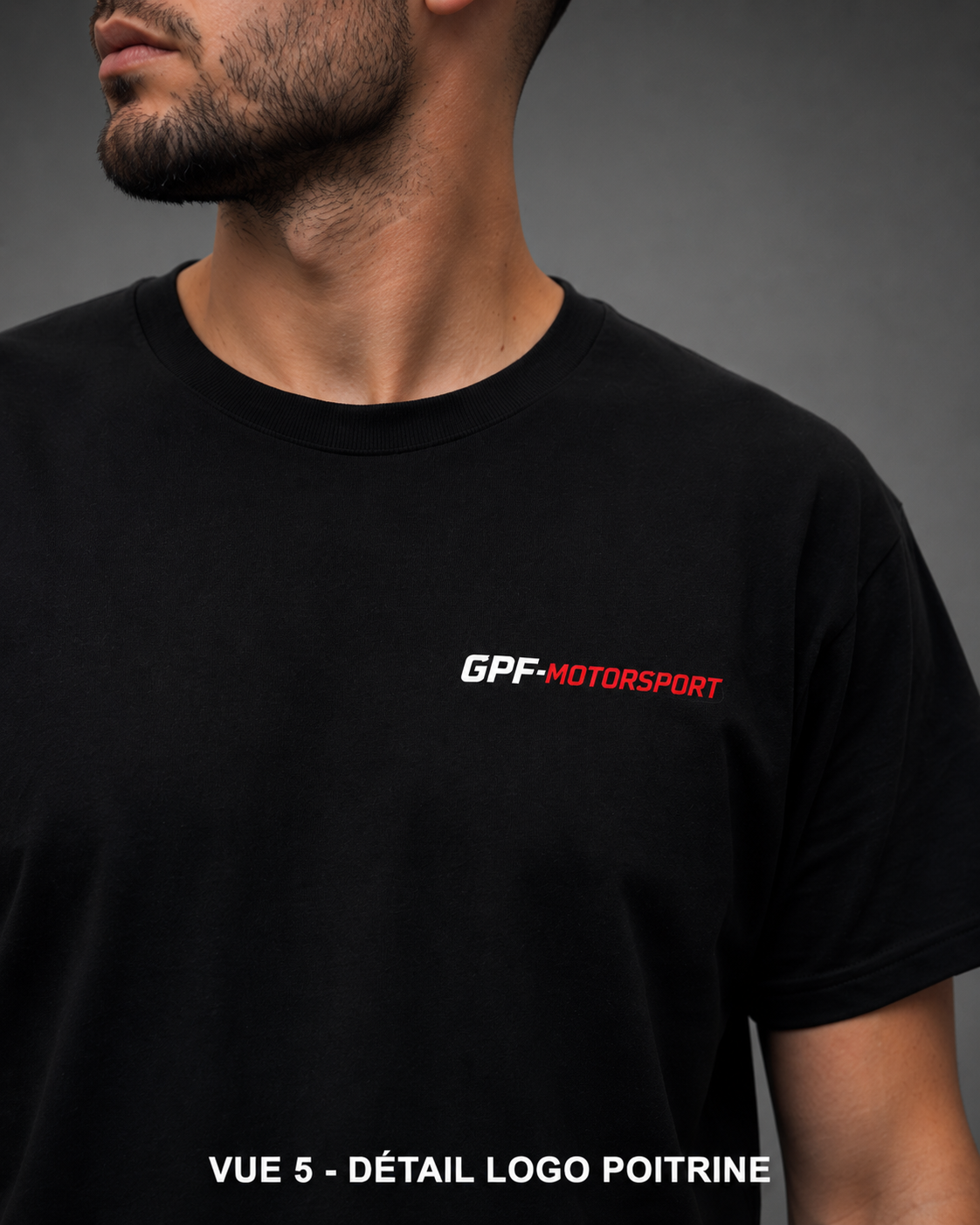 Détail du logo GPF-Motorsport imprimé sur la poitrine du t-shirt noir