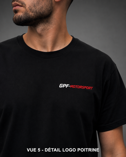 Détail du logo GPF-Motorsport imprimé sur la poitrine du t-shirt noir